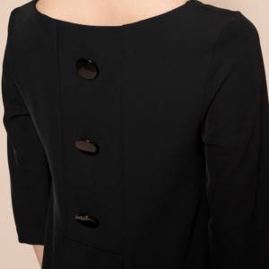 Abito midi nero elegante e formale con scollo a barchetta e bottoni sul retro per donna del marchio italiano. Per la festa - Product Image 2