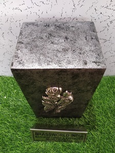 Urne en aluminium avec applique de rose, style américain, articles funéraires Brassworld India - Product Image 3