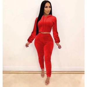 Ensemble survêtement décontracté deux pièces en velours rouge pour femme : crop top à capuche et leggings coupe ajustée – Tenue automne - Product Image 1