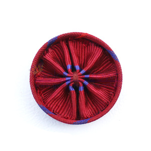 ริบบิ้นโลหะรูปดอกกุหลาบแบบกำหนดเองสำหรับงานขายส่ง เป็นมิตรกับสิ่งแวดล้อม แบบด้านเดียว ลายจุด ผลิตจากผ้าโพลีเอสเตอร์ สำหรับเครื่องแบบ - Product Image 1