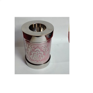 Urna Funeraria Metálica Estilo Americano con Adornos Florales Rojos, Brassworld India - Product Image 1