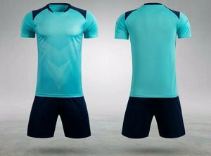 ชุดเสื้อฟุตบอลคุณภาพสูงสำหรับวิทยาลัย ขายส่งแบบ OEM พร้อมบริการสั่งทำพิเศษ แห้งเร็ว พิมพ์ลายด้วยเทคนิคดิจิตอลซับลิเมชั่น วัสดุสั่งทำพิเศษ - Product Image 2