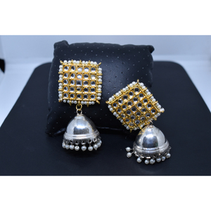 Pendientes de aro de latón con diseño de jhumka blanco y adornos de Kundan dorados hechos a mano, estilo tradicional y moderno, para niñas y mujeres. - Product Image 1