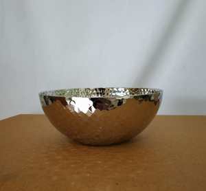 Bol de service en aluminium brut plaqué or de luxe moderne et élégant pour la décoration de la maison et l'utilisation lors de mariages et de fêtes - Product Image 6