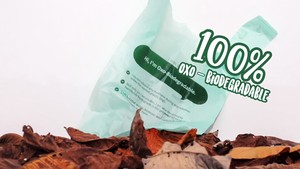 T-shirt personnalisé avec logo imprimé et sac en plastique - Product Image 2