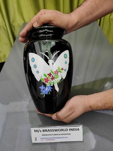 Urna conmemorativa Aestheticurns de aluminio negro con latón pintado a mano inspirado en la India-Suministros funerarios - Product Image 4