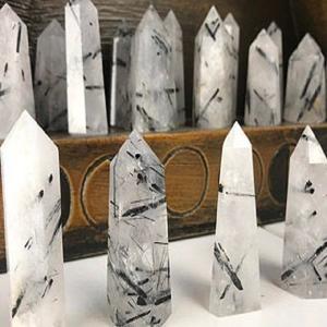 Tour de Quartz Tourmalinée en Cristal Naturel Noir de Super Qualité, Pierres Précieuses à 4 Facettes, Forme Pointue, Sculpté dans le Style de l'Amour, Vente en Gros - Product Image 1