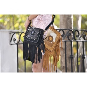 LW Vintage Sling Bag Hecho de cuero genuino con piedra para mujeres y niñas Aspecto elegante Color negro y marrón - Product Image 2