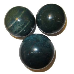 Sphère polie Bloodstone pour la guérison, l'amour et la décoration, parfaite pour la méditation, l'alignement des chakras et le nettoyage énergétique - Product Image 1