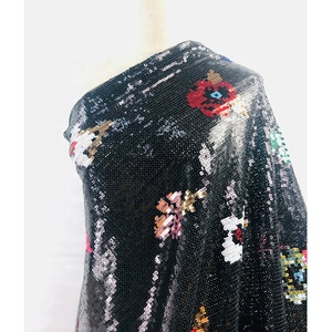 Tissu en maille noire à paillettes 100% polyester de haute qualité, couleur irisée, broderie florale, pour la conception de vêtements de mariage pour femmes - Product Image 1