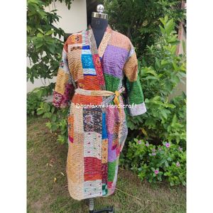 Peignoir multicolore à fleurs en coton indien fait à la main Kantha Patchwork Maxi Robe Robe Kimono Style Grande Taille pour la maison Vente en gros - Product Image 3