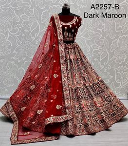 Lehenga Choli de Terciopelo de Diseñador para Mujer para Bodas y Ocasiones Especiales Compra en Línea Surat, India - Product Image 1