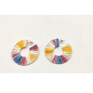 Exquisitos pendientes de rafia geométricos bohemios personalizados para mujer, joyería de oro a precio mayorista para ocasiones navideñas y de regalo - Product Image 2