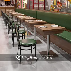 대중음식점 의자와 테이블을 가진 현대 내각 커피 두 배 편들어진 부스 착석