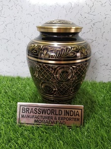 Urna clásica de latón grabado en negro de Brassworld India Suministros funerarios Premium - Product Image 4
