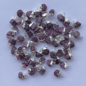 Pendentif connecteur en pierre brute rubis naturel en argent sterling 925 avec galvanoplastie Dernières tendances Bijoux bruts Revendeur en ligne - Product Image 2