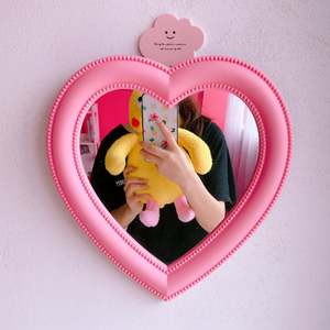 Espejo con forma de corazón para maquillaje, moderno espejo colgante de pared rosa para escritorio - Product Image 1