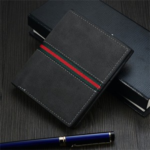 Portefeuille en cuir souple de luxe au design unique pour homme, finition en cuir souple avec rangement sécurisé pour cartes, disponible à la vente - Product Image 2