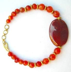 รักษาพลอยสีแดงอาเกตรูปไข่กำไล - Product Image 1