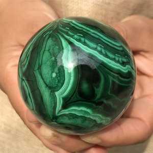 Vente en gros 35-45mm Agate Malachite naturelle polie Sphères de pierres précieuses Cristaux de guérison naturels de style Feng Shui Boules de style mascotte - Product Image 1