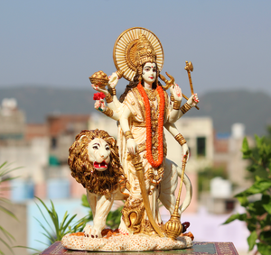 Statue de Durga Maa en résine de marbre et poussière de marbre, avec lion debout, artisanat Nirmala, idole de la déesse indienne Durga Maa - Product Image 3