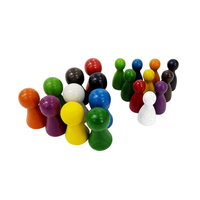 Pions en bois colorés mélangés ; pièces d'échecs en bois / jeu de ludo / jeu de société / pions