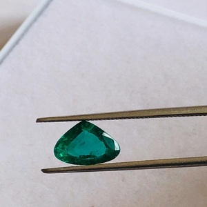 Esmeralda Natural Talla Corazón 7.4x6.6 mm Origen Zambia Calidad AAA con Brillo AAA y Excelente Color Verde Utilizada en Joyería - Product Image 3