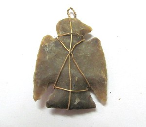 Compre en Línea Colgantes de Puntas de Flecha Hechas a Mano con Forma de Águila: Colgantes de Puntas de Flecha Hechas a Mano con Forma de Águila en Venta - Product Image 1