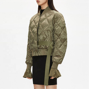 Chaqueta acolchada gruesa con impresión personalizada OEM para mujer - Product Image 5