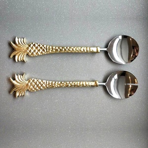 Juego de cubiertos de plata pulida con mango de diseño en relieve de piña de latón - Product Image 1