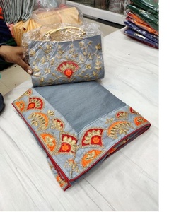 Sari indien de créateur en soie pour fêtes, avec chemisier assorti, pochette élégante, magnifique vêtement ethnique au design moderne pour mariage - Product Image 1