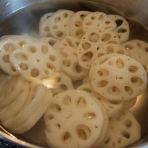 Tranches de racine de lotus marinées à la noix de coco en saumure - Product Image 2