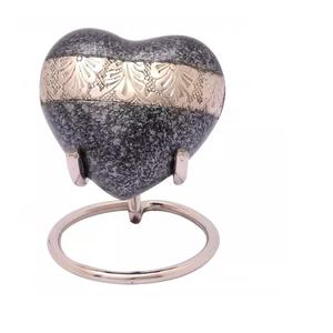 Urna de aluminio en forma de corazón de estilo europeo, diseño moderno hecho a mano, acabado azul, soporte grabado en plata incluido, hecho de latón - Product Image 2