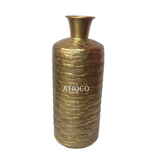 Vase de sol Atiqco en aluminium noir, design côtier moderne et élégant, pot de fleurs intelligent doré, dernière collection en vente - Product Image 2