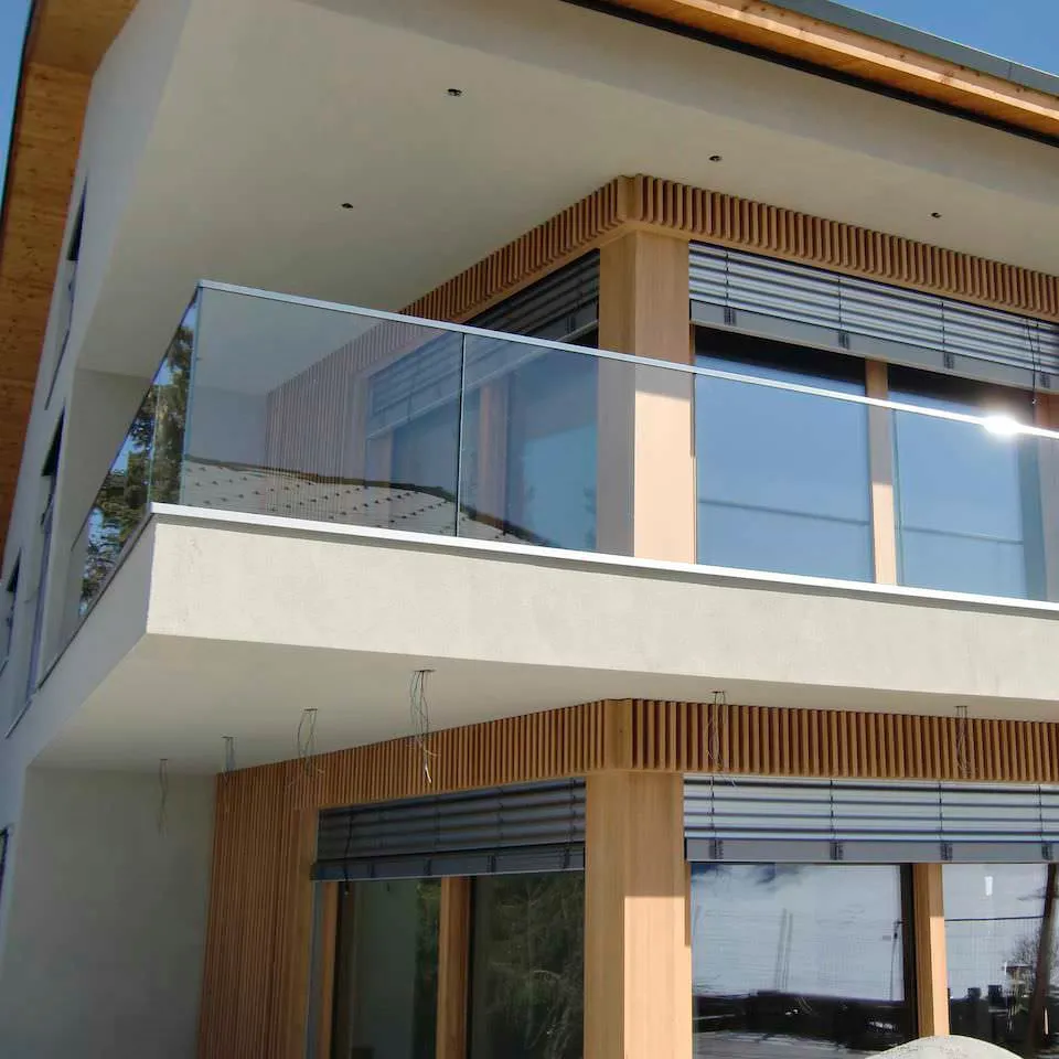 Edelstahl und Glas Balkon geländer hochwertige sichere Balustraden und Handläufe innen und außen modern und klassisch