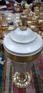 Énorme urne de crémation blanche en laiton avec deux côtés de visage d'aigle fournitures de funérailles cuivworld inde - Product Image 2