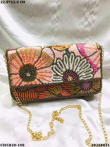 Bolso de Mano Étnico Exclusivo de Diseño Indio Hecho a Mano para Novia o Eventos Nocturnos - Product Image 4