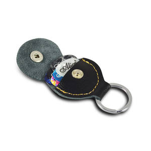 Estuche Porta Púas de Guitarra de Cuero PU Negro Personalizado con Llavero - Product Image 2