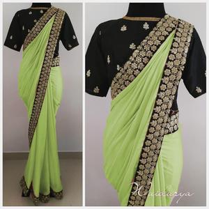 Vêtements de réception de créateur en coton et soie avec sari de couleur noire imprimé et blouse non cousue Vêtements pour femmes indiennes Prix de gros ApparelGarment - Product Image 4