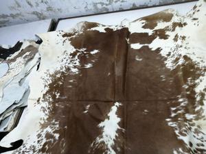 Peaux de vache à poils tricolores attrayantes en cuir véritable ISONZ, épaisseur 1,2-2,0 mm, 30 pieds, taille personnalisée pour chaussures et sacs d'intérieur - Product Image 3