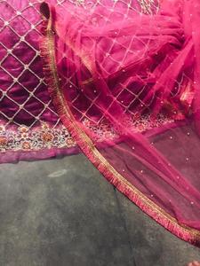 Robe de mariée indienne traditionnelle en lehenga, orange, violet et fuchsia, richement brodée - Product Image 6