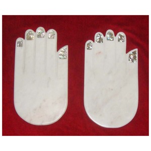 Hermosa tabla de cortar con forma de mano de mármol hecha a mano - Product Image 1