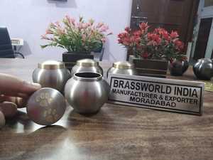 Urna para Mascotas Odyssey Grey Brassanthrecite, Modelo Estilo Americano BWI-786-233 de BRASSWORLD INDIA - Product Image 3