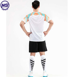 2021ผู้ชายสวมใส่การออกแบบใหม่ที่กำหนดเอง Sublimated ระบายอากาศ100% โพลีเอสเตอร์เครื่องแบบฟุตบอลในราคาที่ดีที่สุด - Product Image 3