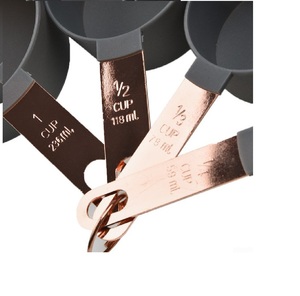 ชุดถ้วยตวงเคลือบผงสีดำทันสมัยพร้อมที่จับสลักทองแดงเคลือบเครื่องครัวที่ทันสมัยและทนทาน - Product Image 6