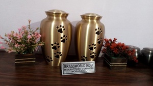 โกศทองเหลืองลายอุ้งเท้าสัตว์เลี้ยงสีทอง อุปกรณ์งานศพ สไตล์อเมริกัน Brassworld India - Product Image 3