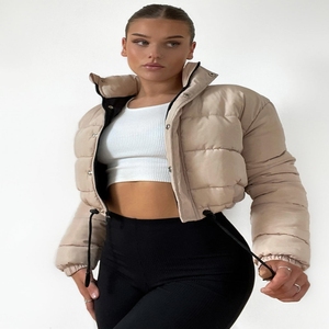 Chaqueta de niña de satén acolchada con mangas completas y cremallera de cuerpo corto de fibra de microbola con relleno de plumas y cuello levantado para mujer - Product Image 1