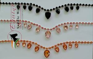 Elegante Banda Frontal para Caballo en Oro Rosa, Accesorio Ecuestre de Lujo y Tendencia, Diseño Ondulado, Hecho de Cuero, Cristales Colgantes, Cinta Adhesiva Abierta - Product Image 4