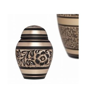 Venta caliente de alta calidad hecho a mano arte negro grabado listo para enviar recuerdo de cremación de latón para restos humanos - Product Image 1