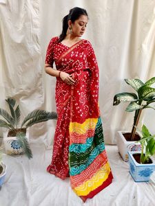 เสื้อส่าหรีผ้าไหมบันเดจแบบดั้งเดิมของอินเดีย พร้อมผ้าปาลูสวยงามหรูหราสำหรับสุภาพสตรี - ผู้ผลิตส่าหรีจากเมืองสุรัต ประเทศอินเดีย - Product Image 2